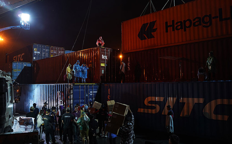 Chuẩn bị cho một cảnh quay hành động ở Cảng. Phim bom tấn “578: Phát đạn của kẻ điên” ra rạp vào cuối tháng 5 -0