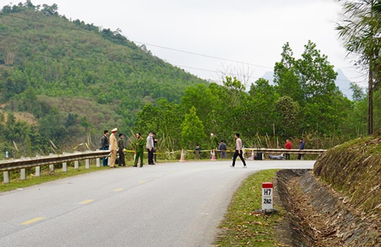 Lực lượng Công an huyện Na Hang triển khai công tác cứu hộ, cứu nạn tại hiện trường. Xe khách lao xuống vực, một người tử vong -0