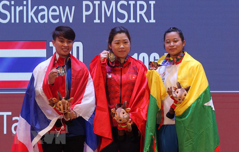 Tấm Huy chương Bạc thuộc về lực sĩ người Thái Lan Sirikaew Pimsiri với tổng cử 196kg. Huy chương Đồng thuộc về lực sĩ người Myanmar Ta Boe Yar Naw với tổng cử 191kg. Cô gái dân tộc Giáy Hoàng Thị Duyên phá kỷ lục SEA Games -0