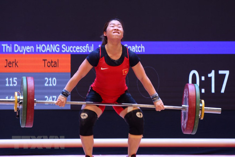 Tại SEA Games 30, Hoàng Thị Duyên ở thời kỳ đỉnh cao phong độ đạt thành tích tổng cử là 210kg. Cô gái dân tộc Giáy Hoàng Thị Duyên phá kỷ lục SEA Games -0