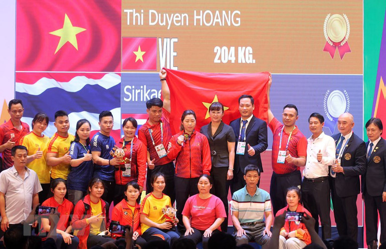 Mục tiêu giành ít nhất 2 tấm Huy chương Vàng của cử tạ Việt Nam đã sớm đạt được. Môn cử tạ tại SEA Games 31 còn 2 ngày thi đấu 21 và 22/5 với sự góp mặt của thêm một “niềm hy vọng vàng” Phạm Thị Hồng Thanh (hạng cân 64kg nữ). Cô gái dân tộc Giáy Hoàng Thị Duyên phá kỷ lục SEA Games -0