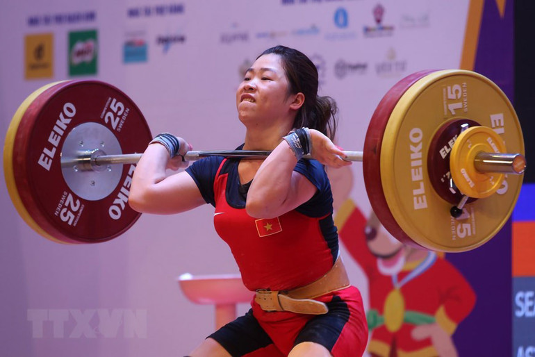 Đô cử sinh năm 1996 Hoàng Thị Duyên tỏ ra tự tin khi bước vào thi đấu. Cô lựa chọn mức cử giật 90kg ngay từ lần cử đầu tiên và hoàn thành tốt mức thành tích này. Hạng cân 90kg là mức cử giật tốt nhất trong 6 vận động viên tham dự thi đấu. Cô gái dân tộc Giáy Hoàng Thị Duyên phá kỷ lục SEA Games -0