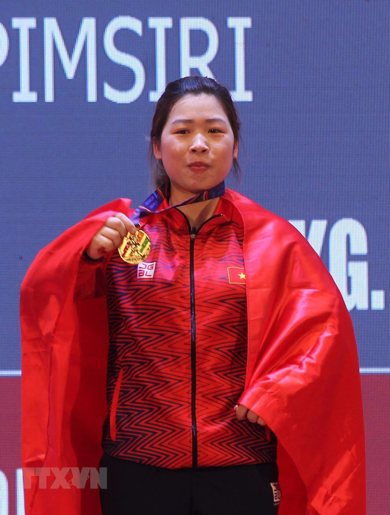Tấm Huy chương Vàng lần này là kết quả của nỗ lực vượt chấn thương dai dẳng của Hoàng Thị Duyên. Cô gái dân tộc Giáy Hoàng Thị Duyên phá kỷ lục SEA Games -0