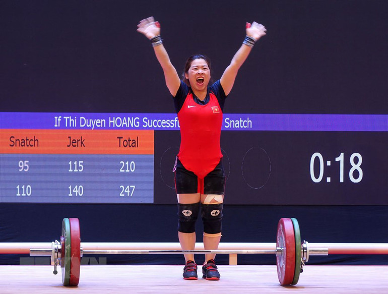 Ở nội dung cử đẩy, Hoàng Thị Duyên đạt thành tích 108kg sau 3 lần cử nâng tổng cử của cô lên mức 204kg, bảo vệ thành công tấm Huy chương Vàng SEA Games ở hạng cân 59kg nữ tại Đại hội trên sân nhà. Cô gái dân tộc Giáy Hoàng Thị Duyên phá kỷ lục SEA Games -0