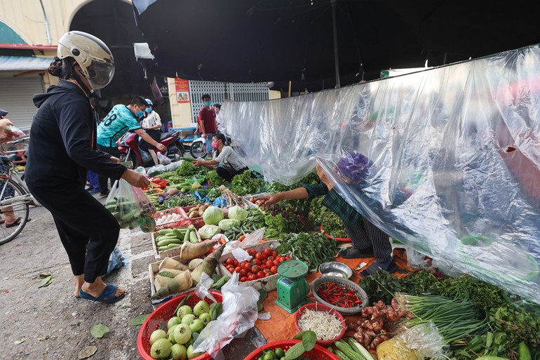 Người dân Thủ đô xếp hàng dùng thẻ để đi chợ thời Covid-19 -0