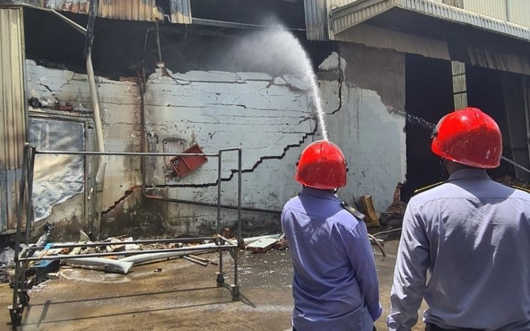 Bình Dương: Khống chế vụ cháy công ty sản xuất nệm mút -0