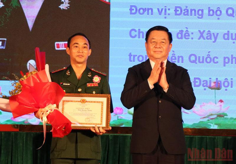 Đồng chí Nguyễn Trọng Nghĩa, Bí thư Trung ương Đảng, Trưởng Ban Tuyên giáo Trung ương, trao Giải đặc biệt. (Ảnh: TIÊN MINH) Bế mạc Hội thi Chung khảo toàn quốc Báo cáo viên, tuyên truyền viên giỏi -0