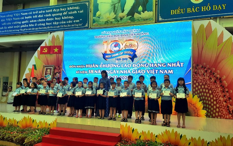 Phó Chủ tịch nước Đặng Thị Ngọc Thịnh tặng 30 phần quà cho học sinh có hoàn cảnh khó khăn của Trường tiểu học Đinh Tiên Hoàng. Trường tiểu học Đinh Tiên Hoàng đón nhận Huân chương Lao động hạng nhất -0