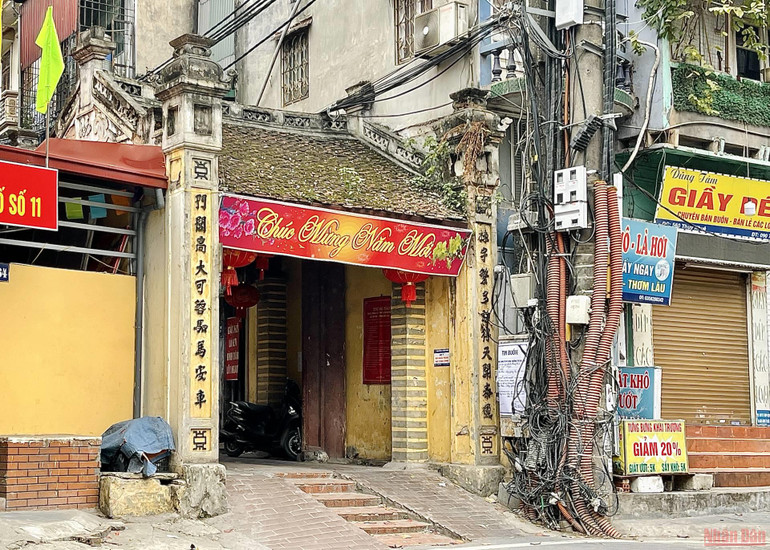 Cổng có kết cấu như một gian nhà lớn, hai cánh cổng lim có trụ quay đặt trên lưng hai con “sấu đá”. 2conglang_ThuyKHue-1646065180459.jpeg