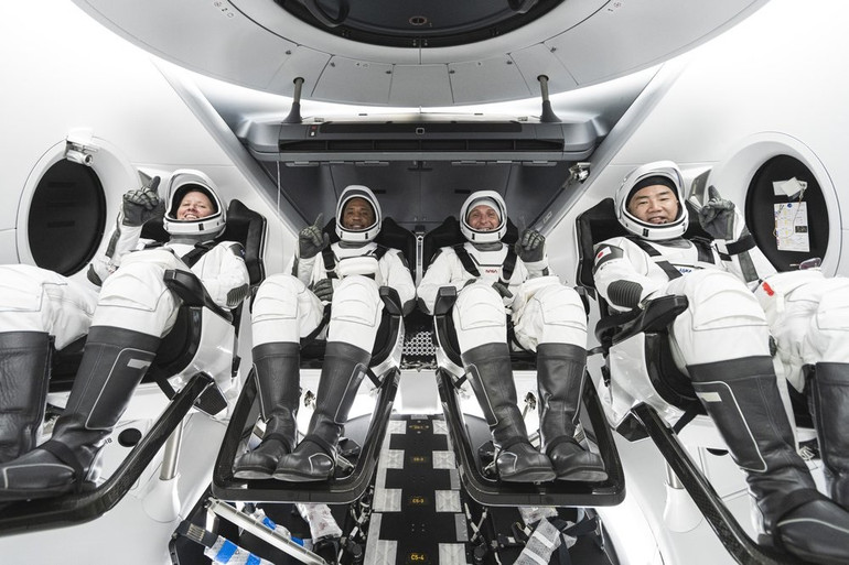 Đây là chuyến bay chở phi hành đoàn chính thức đầu tiên của SpaceX sau chuyến bay thử nghiệm vào tháng 5. Ảnh: AP. Bốn phi hành gia đến bãi phóng chuẩn bị lên Trạm vũ trụ trên tên lửa SpaceX -0