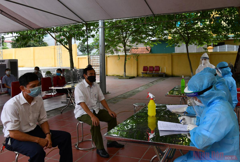 Xét nghiệm Covid-19 cho người dân xã Kim Chung -9