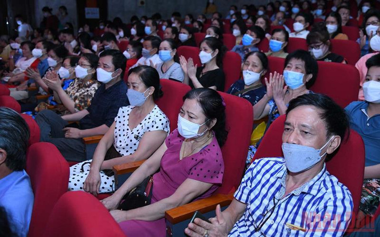 Các khán giả hòa vào những câu chuyện và tác phẩm nghệ thuật chân thực (Ảnh: PHAN THẠCH) Nghe tiếng vọng non sông trong tinh thần hòa hợp -0