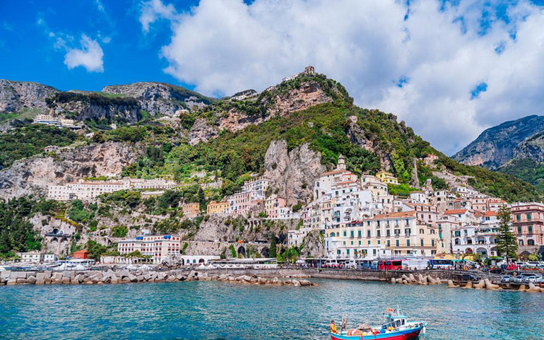 Amalfi (Italia) áp dụng quy định biển số chẵn-lẻ (Ảnh: roadaffair.com) Muôn kiểu đối phó với du lịch quá tải tại châu Âu -0