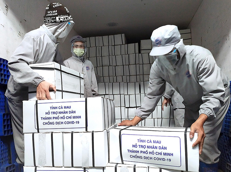 Cà Mau viện trợ tôm, cá khô… cho người dân TP Hồ Chí Minh -0