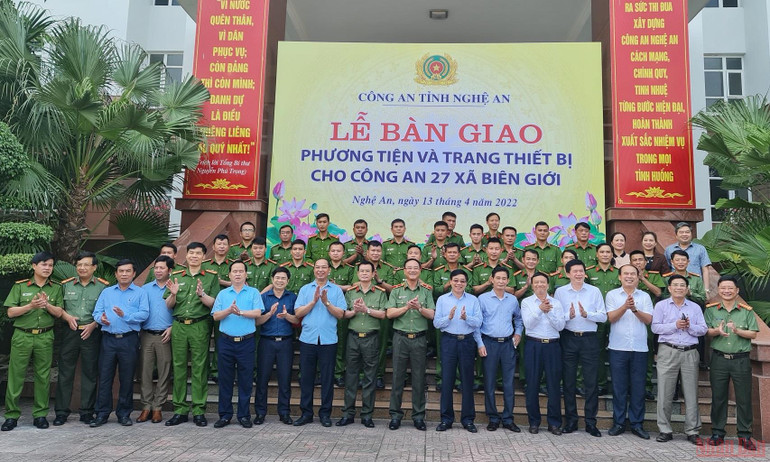 Bàn giao lực lượng và phương tiện, trang thiết bị cho công an 27 xã biên giới. Đưa Nghệ An ra khỏi diện địa bàn trọng điểm phức tạp về ma túy -0