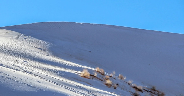 Tuyết rơi hiếm hoi ở sa mạc Sahara -0