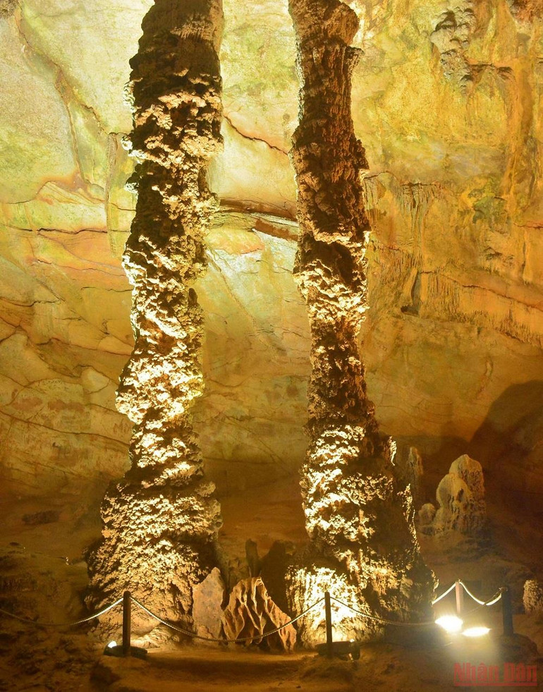 Hai cột thạch nhũ khổng lồ trong hang Bi Ký. Khám phá chiều sâu bí ẩn động Phong Nha bằng kayak vào ban đêm -0
