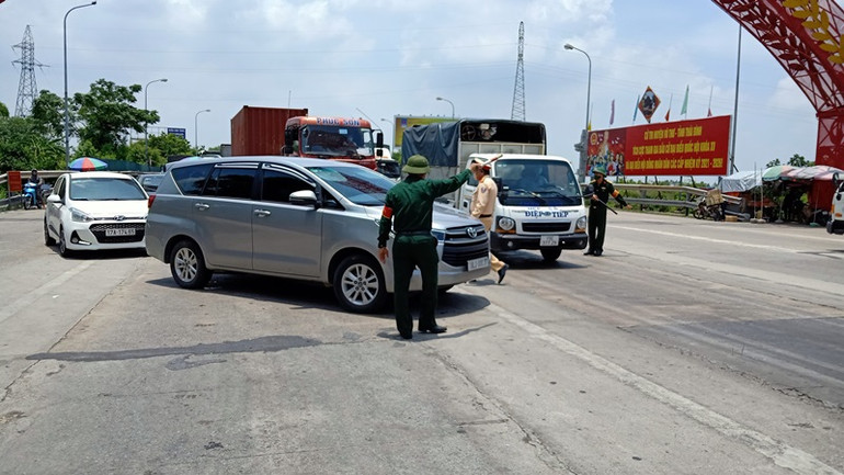 Thái Bình: Công nhân được phát thẻ đi lại qua chốt kiểm dịch -0