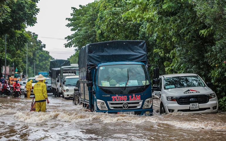 Đại lộ Thăng Long (Hà Nội) úng ngập kéo dài -0