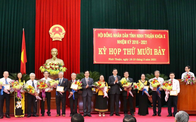 Thông qua 30 nghị quyết quan trọng, tạo đột phá để phát triển kinh tế, xã hội -0