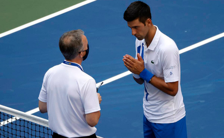 Djokovic ra sức thuyết phục ban trọng tài. Djokovic bị loại khỏi US Open 2020 -0