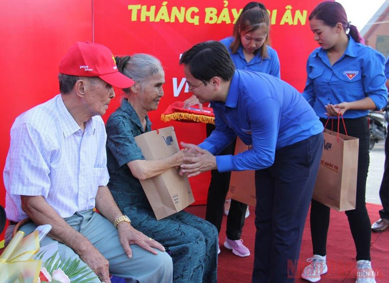 Trao quà tặng các đồng chí cựu tù chính trị Côn Đảo -0