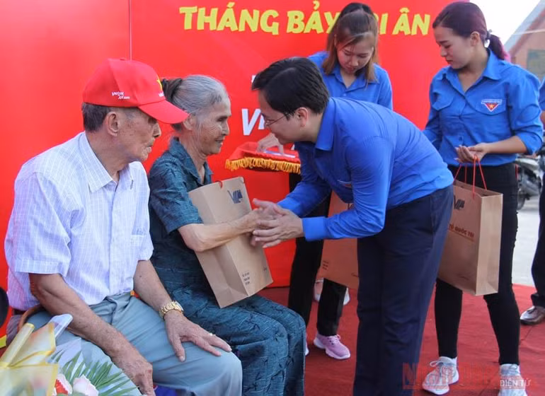 Trao quà tặng các đồng chí cựu tù chính trị Côn Đảo -0