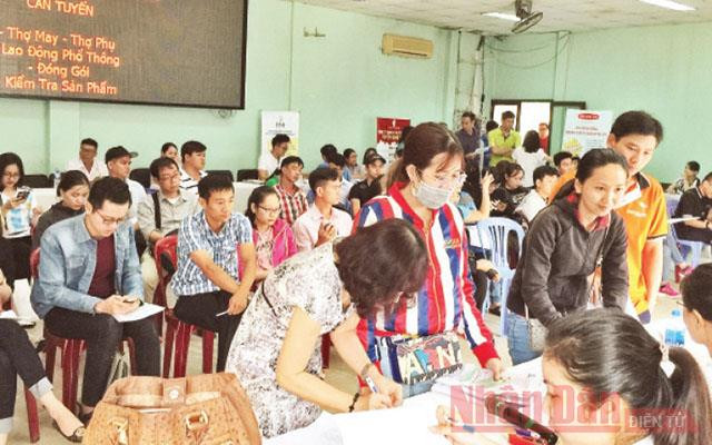 Sàn giao dịch việc làm tại Trung tâm Dịch vụ việc làm, Sở Lao động - Thương binh và Xã hội Thành phố Hồ Chí Minh (Ảnh minh họa). Giao lưu trực tuyến “Phát huy hiệu quả chính sách bảo hiểm thất nghiệp” -0