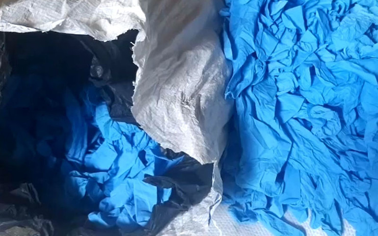 Phát hiện số lượng lớn găng tay y tế tái chế từ găng tay đã qua sử dụng -0