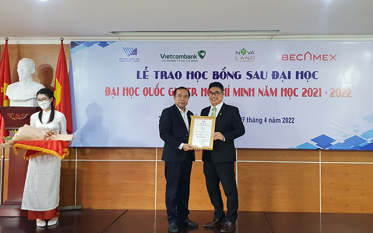 PGS.TS Vũ Hải Quân trao thư và hoa cảm ơn cho ông Bùi Xuân Huy, Chủ Tịch Hội đồng quản trị Tập đoàn Novaland. Tập đoàn Novaland trao tặng học bổng đến các học viên, nghiên cứu sinh Đại học Quốc gia Thành phố Hồ Chí Minh -0