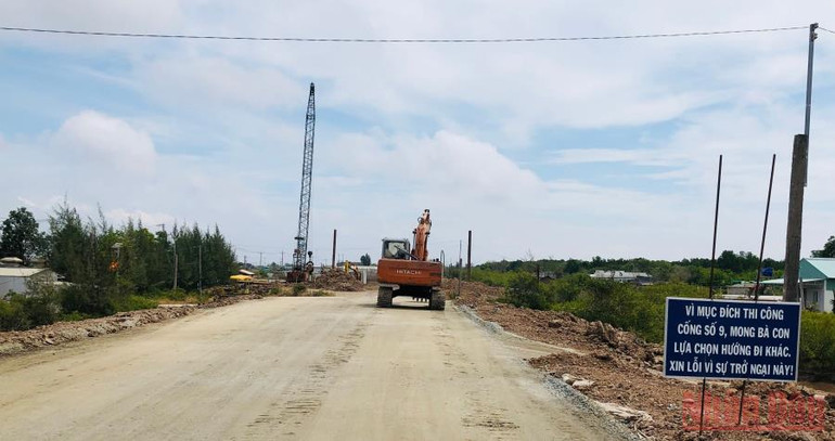 Một cây cầu sát UBND xã Vĩnh Hậu A (huyện Hòa Bình) thi công kéo dài khiến nhân dân rất bức xúc. (Ảnh Trọng Duy) Hàng ngàn hộ nuôi tôm ở Bạc Liêu điêu đứng vì dự án công trình thi công ì ạch -0