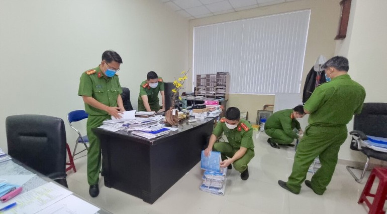Lực lượng chức năng thực hiện khám xét nơi làm việc của ông Nguyễn Quang Trung. Bắt Tổng Giám đốc Công ty cổ phần Đầu tư phát triển nhà Đà Nẵng -0