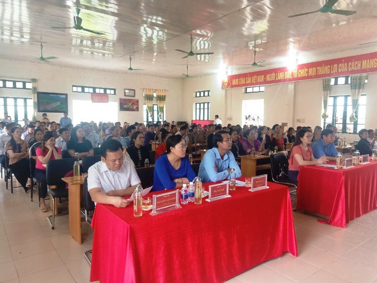 Các lãnh đạo xã, Huyện ủy Mường La cùng các vị khách mời, chủ hộ homestay và các đội múa tại Ngọc Chiến đến tham dự lễ khai mạc lớp tập huấn. img_4119.jpeg -0