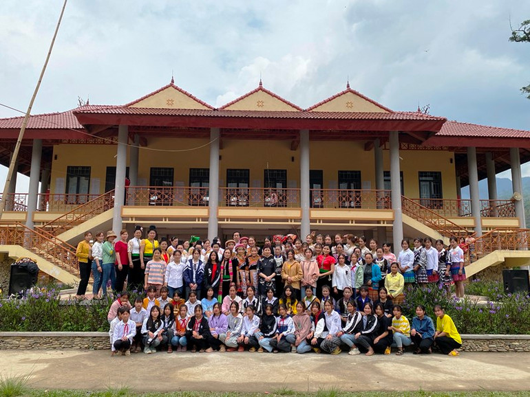 Các đội múa tập luyện tại nhà văn hóa xã Ngọc Chiến cho màn biểu diễn xòe cộng đồng. img_3992 9 edit.jpeg -0