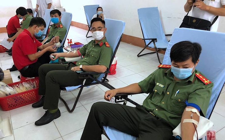 Lực lượng Công an Cà Mau tham gia hiến máu tình nguyện. Công an Cà Mau quyên góp quỹ cùng cả nước chống dịch -0