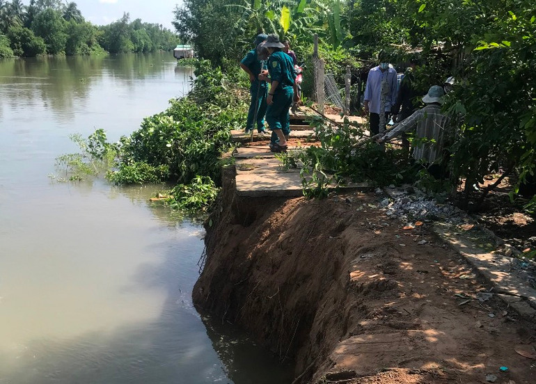 Hai vụ sạt lở đất liên tiếp tại Vĩnh Long -0