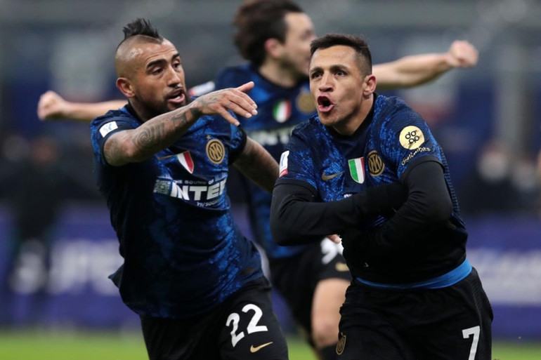 Alexis Sanchez cởi áo ăn mừng sau pha ghi bàn ở thời điểm quyết định. (Ảnh: Getty) Inter Milan đoạt Siêu cúp Italia -0