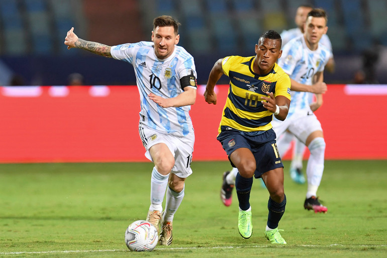 Messi (trái) vẫn đang miệt mài tìm kiếm danh hiệu lớn đầu tiên cùng tuyển Argentina. (Ảnh: Copa America) “Siêu kinh điển” Nam Mỹ quyết định ngôi vương Copa America 2021 -0