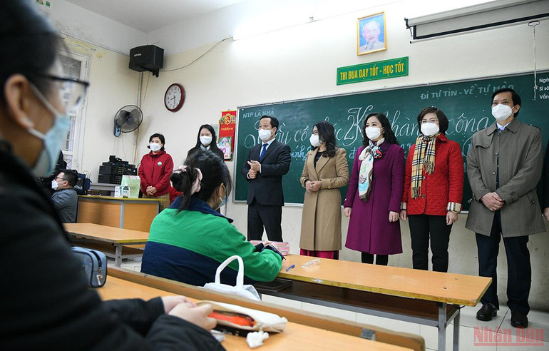  Học sinh từ khối lớp 7 tới 12 của thành phố Hà Nội chính thức trở lại trường học trực tiếp -0