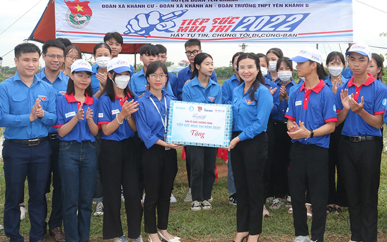 Đoàn công tác của Trung ương Đoàn thanh niên Cộng sản Hồ Chí Minh tặng quà cho đội hình thanh niên tình nguyện ở Ninh Bình. Tin ghép tiếp sức mùa thi.. -0