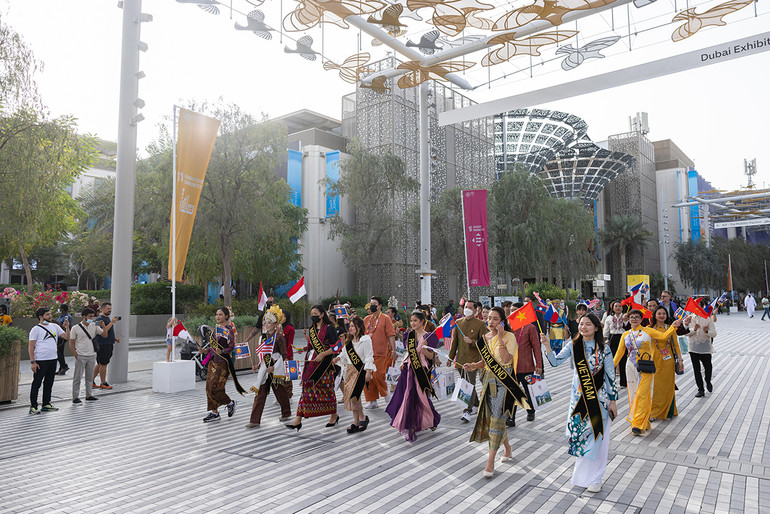 Việt Nam chủ động kết nối 10 nước ASEAN để cùng nhau diễu hành quanh khung đường EXPO Dubai để quảng bá và tôn vinh nét đẹp phụ nữ ASEAN. (Ảnh: EXPO 2020 Dubai) EXPO 2020 Dubai: Nhà Triển lãm Việt Nam gây ấn tượng với Quốc vương Dubai, Thủ tướng UAE -0