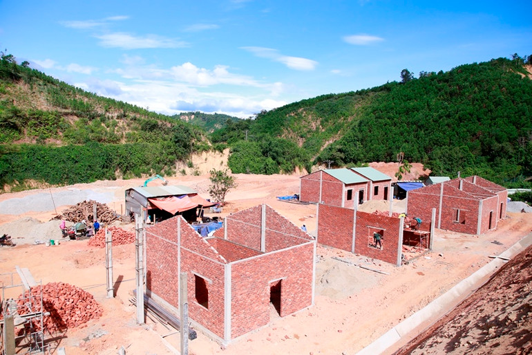 Lo nhà ở cho người dân vùng sạt lở núi Phước Sơn -0