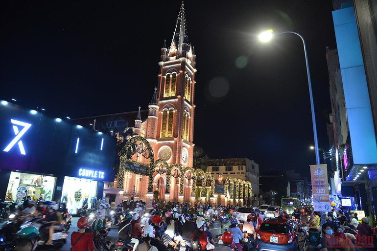 Một mùa Giáng sinh đặc biệt của 2 thành phố lớn Hà Nội và thành phố Hồ Chí Minh -0