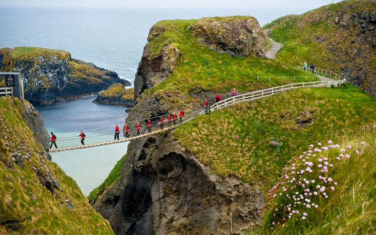 Cầu Carrick-A-Rede Rope, Ireland (Ảnh: CurlyTales) 10 cây cầu không dành cho những người yếu tim -0