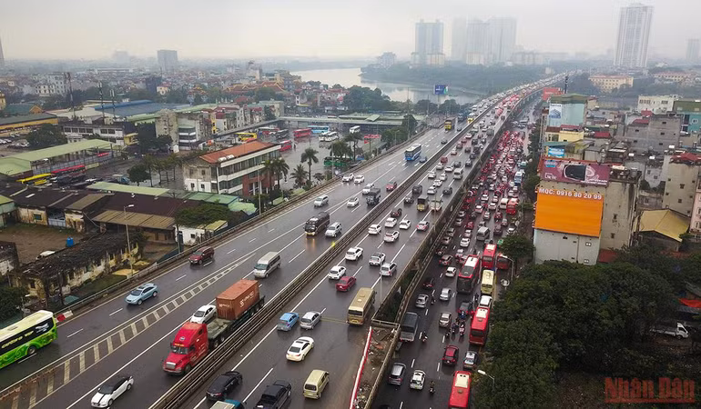 Người dân các tỉnh đội mưa đổ về Hà Nội ngày cuối kỳ nghỉ Tết Nguyên đán Nhâm Dần -0