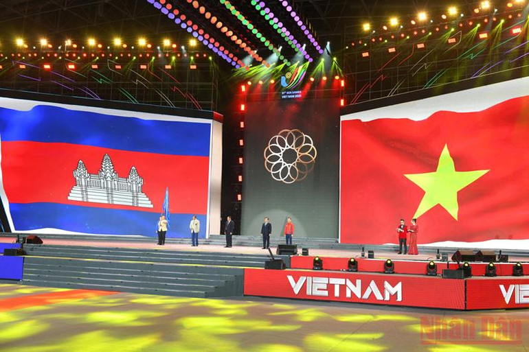 Nghi thức chuyển giao giữa nước chủ nhà SEA Games 31 cho nước chủ nhà SEA Games 32. (Ảnh: THÀNH ĐẠT) Lễ bế mạc SEA Games 31: Hội tụ để tỏa sáng -0