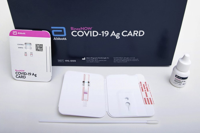 Bộ kit xét nghiệm nhanh Covid-19 mang tên BinaxNOW của Abbott. Ảnh: AP. FDA cấp phép cho bộ kit xét nghiệm nhanh Covid-19 giá rẻ -0