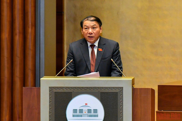 Bộ trưởng Văn hóa, Thể thao và Du lịch Nguyễn Văn Hùng, thừa ủy quyền của Thủ tướng Chính phủ, trình bày Tờ trình dự án Luật Phòng, chống bạo lực gia đình (sửa đổi). (Ảnh: NGUYÊN LINH) Ưu tiên bảo vệ, hỗ trợ người yếu thế là nạn nhân bạo lực gia đình -0