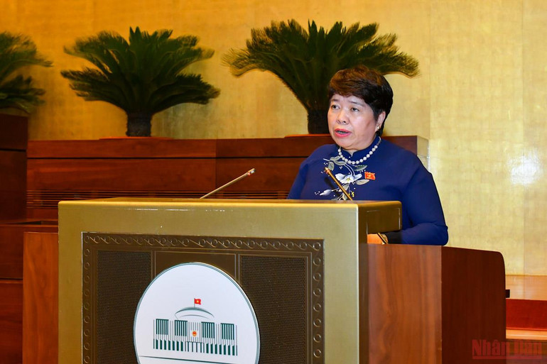 Chủ nhiệm Ủy ban Xã hội của Quốc hội Nguyễn Thúy Anh trình bày Báo cáo thẩm tra dự án Luật Phòng, chống bạo lực gia đình (sửa đổi). (Ảnh: KHOA NGUYÊN) Ưu tiên bảo vệ, hỗ trợ người yếu thế là nạn nhân bạo lực gia đình -0