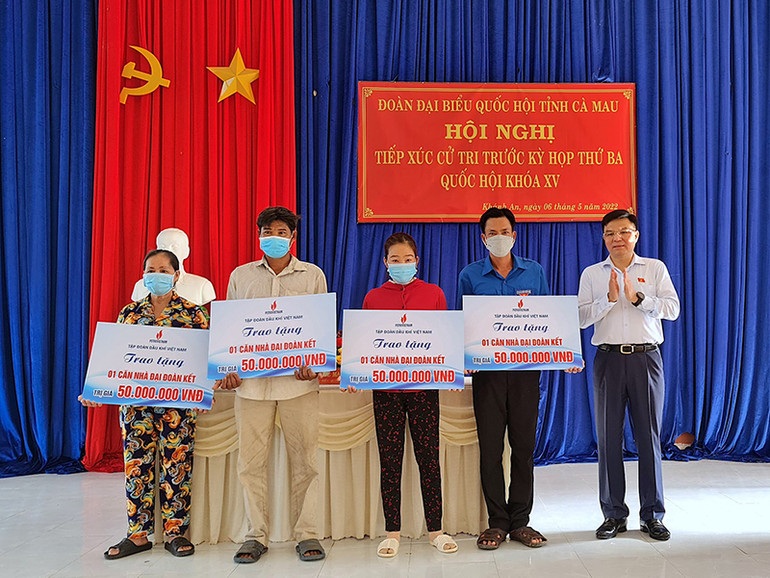 Lãnh đạo Tập đoàn Dầu khí Việt Nam trao hỗ trợ nhà và công trình “Ánh sáng đường quê” tại xã Khánh An, huyện U Minh. Cà Mau bàn giao cầu nông thôn, trao học bổng học sinh nghèo vượt khó -0